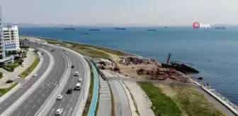 Zeytinburnu'nda kıyıya vuran gemisinin büyük bir bölümü parçalandı