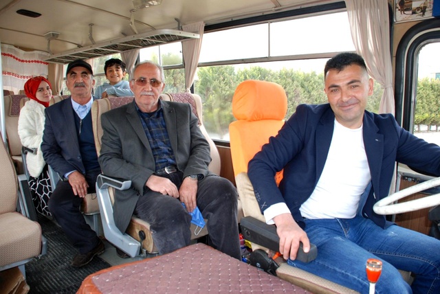 Ekmek teknelerini 30 yıl sonra karşılarında görünce gözyaşlarını tutamadılar Ekmek teknelerini 30 yıl sonra karşılarında görünce gözyaşlarını tutamadılar