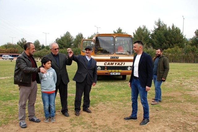 Ekmek teknelerini 30 yıl sonra karşılarında görünce gözyaşlarını tutamadılar Ekmek teknelerini 30 yıl sonra karşılarında görünce gözyaşlarını tutamadılar