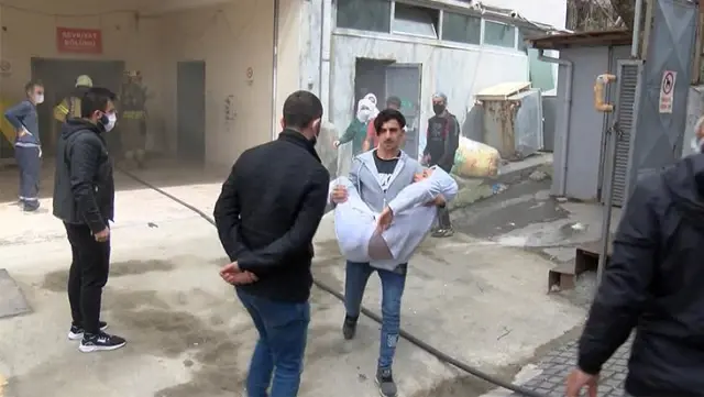 3 katlı iş yerinde patlama! Yaralı arkadaşını kucağında taşıdı