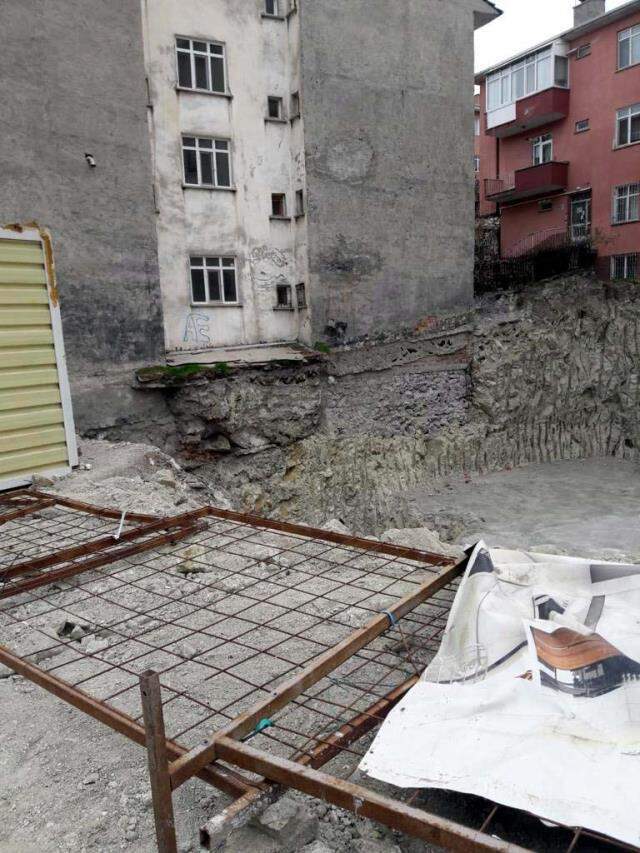 Temelinde toprak kayması oluşan Saadet Aparmanı tahliye edildi Temelinde toprak kayması oluşan Saadet Aparmanı tahliye edildi