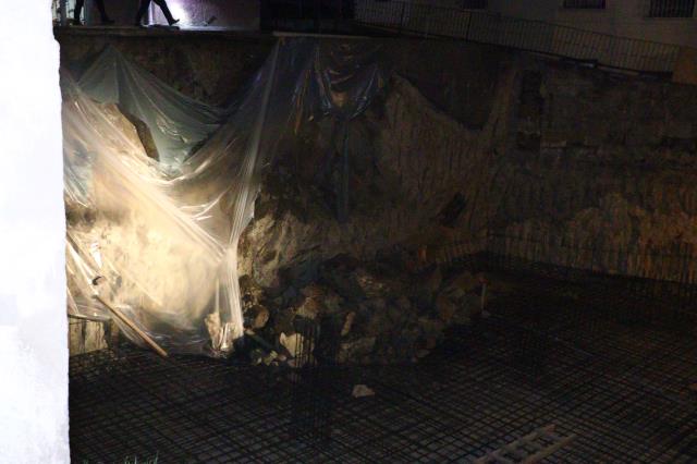 Temelinde toprak kayması oluşan Saadet Aparmanı tahliye edildi Temelinde toprak kayması oluşan Saadet Aparmanı tahliye edildi