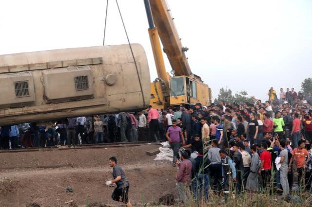 Mısır'da trenin raydan çıkarak devrilmesi sonucunda 11 kişi öldü, 98 kişi de yaralandı