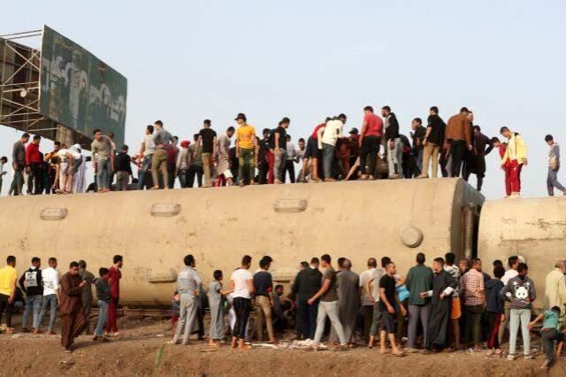 Mısır'da trenin raydan çıkarak devrilmesi sonucunda 11 kişi öldü, 98 kişi de yaralandı