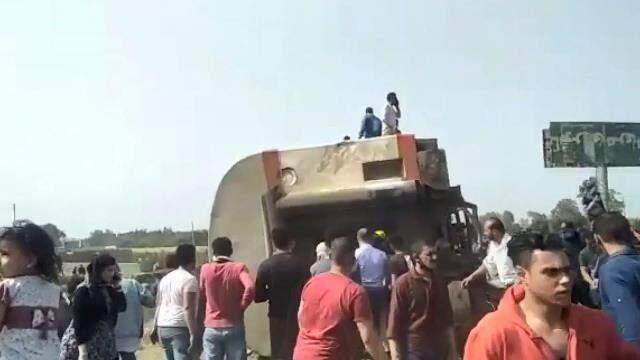 Mısır'da trenin raydan çıkarak devrilmesi sonucunda 100'den fazla kişi yaralandı