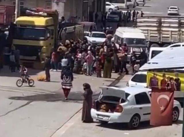 Patates ve soğan dağıtımı sırasında izdiham yaşandı! Tepki çeken görüntülerle ilgili inceleme başlatıldı