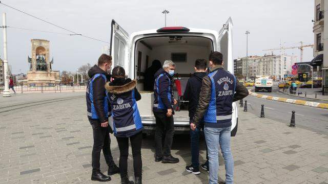Taksim'de çocuklarını dilendiren kadın önce kameralara, ardından zabıtaya yakalandı
