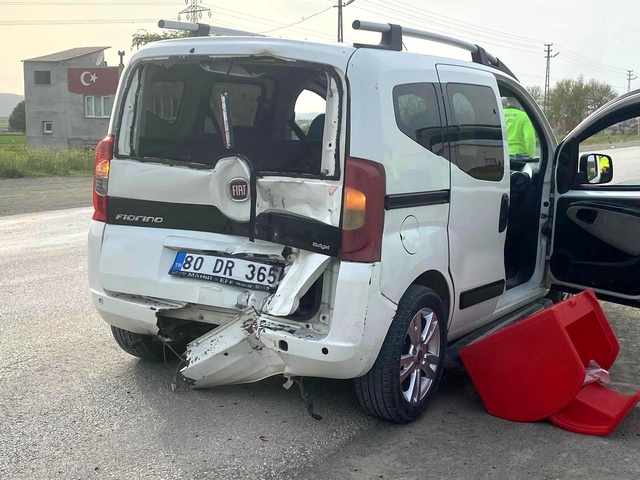 Çarptığı ticari aracın içine düşen sürücü, ağır yaralandı
