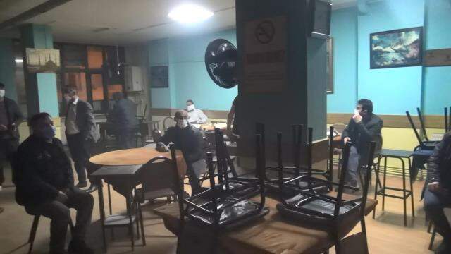 Esenyurt'ta baskında yakalanınca tuvalet kağıdını maske yaptı
