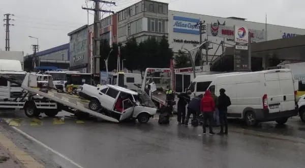 Minibüs ile otomobil kafa kafaya çarpıştı, yol ortasında can pazarı yaşandı