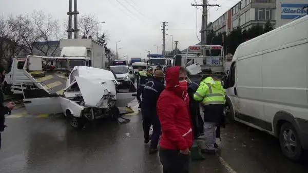 Minibüs ile otomobil kafa kafaya çarpıştı, yol ortasında can pazarı yaşandı