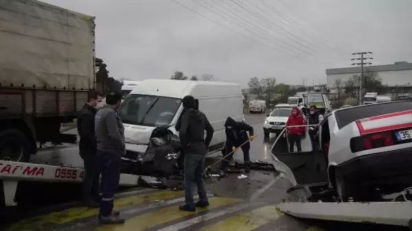 Minibüs ile otomobil kafa kafaya çarpıştı, yol ortasında can pazarı yaşandı