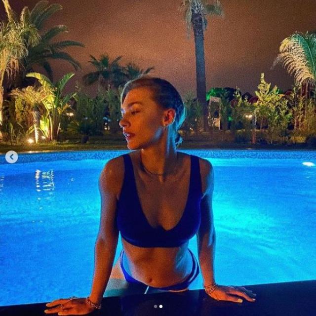Melisa Döngel gece havuza girdi, bikinisiyle sosyal medyayı salladı