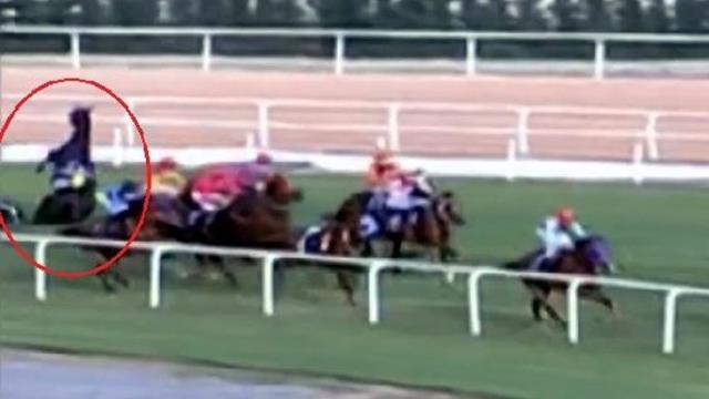 Adana'daki at yarışlarında feci bir kaza daha: 4 jokey düştü, 3'ü hastaneye kaldırıldı