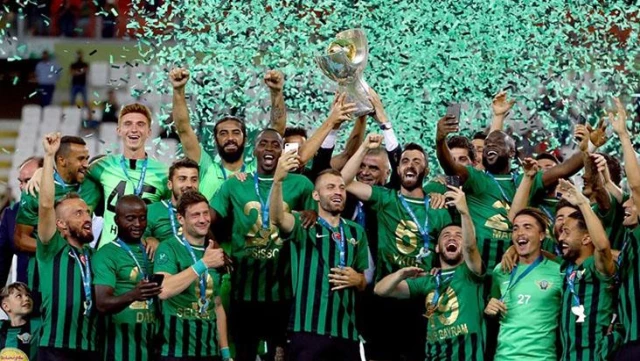 Türkiye Kupası ve Süper Kupa şampiyonu Akhisar, TFF 1. Lig'e mendil sallamak üzere