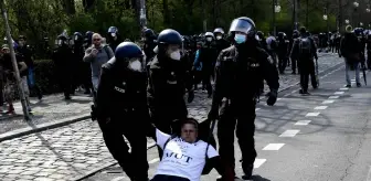 Son dakika haberi! - Berlin'de 'Enfeksiyondan Koruma Yasası' protestosu: 150'den fazla gözaltı