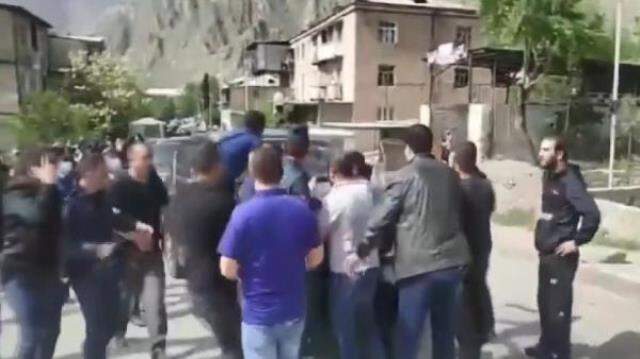 Ermenistan Başbakanı Paşinyan'a öfke dinmiyor: Defol, burada işin yok Ermenistan Başbakanı Paşinyan'a öfke dinmiyor: Defol, burada işin yok