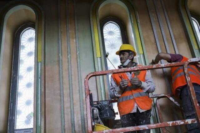 Taksim'de yapımı devam eden caminin 12 metre çapındaki dev avizesi takıldı