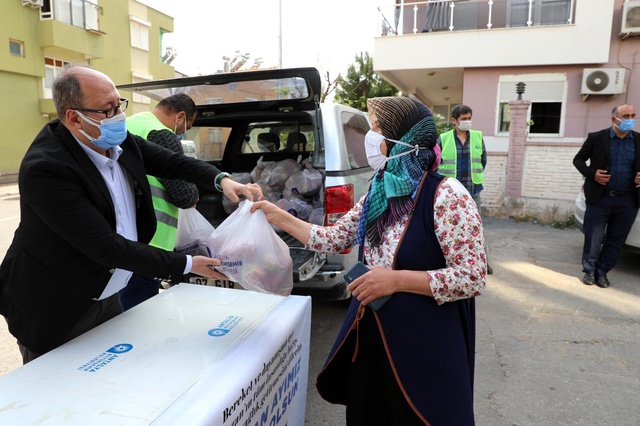 Antalya'da üreticinin elinde kalan elmalar vatandaşlara dağıtıldı Antalya'da üreticinin elinde kalan elmalar vatandaşlara dağıtıldı