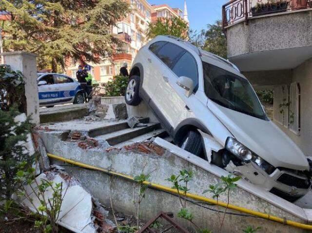 Kimse ne olduğunu anlamadı! Lüks cipin apartmanın bahçesine uçtuğu anlar güvenlik kamerasına anbean yansıdı