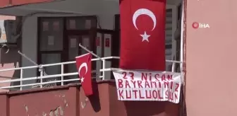 Alanya'da 23 Nisan bahçe ve balkonlarda kutlandı