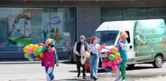 Palyaço kostümü giyip, çocuklara top dağıttılar