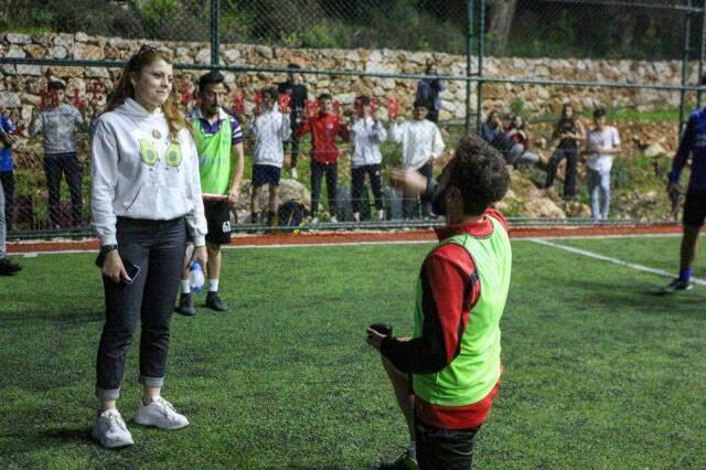 Sakatlanan sevgilisine elinde buzla koşarak gitti, yüzükle geri döndü