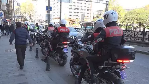 Taksim'de bankaya giren bıçaklı saldırgan, polisler tarafından etkisiz hale getirildi