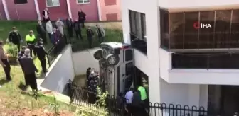 Direksiyon hakimiyetini kaybeden sürücü apartman boşluğuna düştü: 2 yaralı
