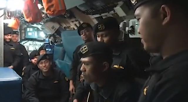 Endonezya'da batan denizaltıdaki mürettebatın 'Elveda' şarkısını söylediği görüntüler ortaya çıktı