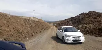 Heyelan nedeniyle kapanan yol sürücülere zor anlar yaşatıyor