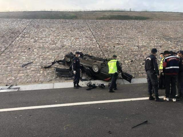 Konsolosluğa ait otomobil tabela direğine çarptı: 3 ölü