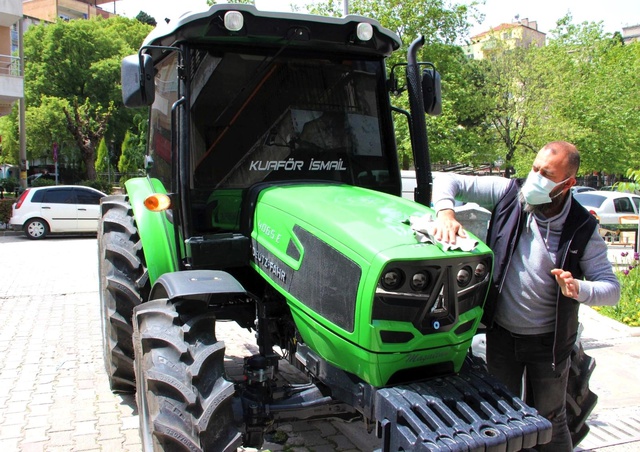 Arkadaşlarına kızdı, otomobilini bırakıp traktör aldı