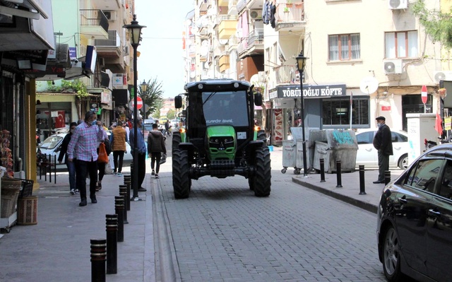 Arkadaşlarına kızdı, otomobilini bırakıp traktör aldı
