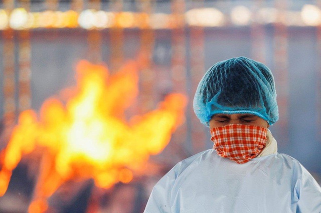 Covid: Hindistan'da ölülerin yakılması ara verilmeden devam ediyor