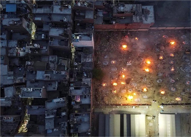 Covid: Hindistan'da ölülerin yakılması ara verilmeden devam ediyor