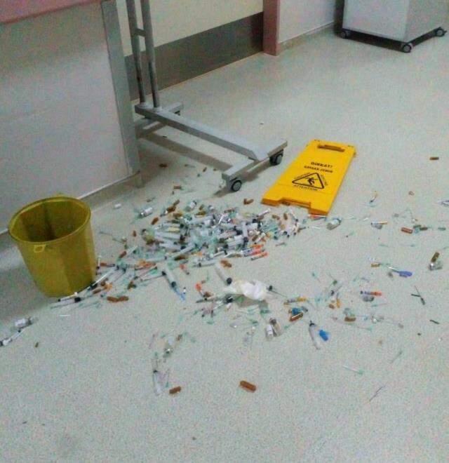 Koronavirüs nedeniyle tedavi gören kadın öldü, oğlu doktora saldırdı Koronavirüs nedeniyle tedavi gören kadın öldü, oğlu doktora saldırdı