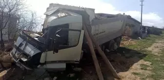 Kum yüklü kamyon devrildi: 1 ölü, 1 yaralı