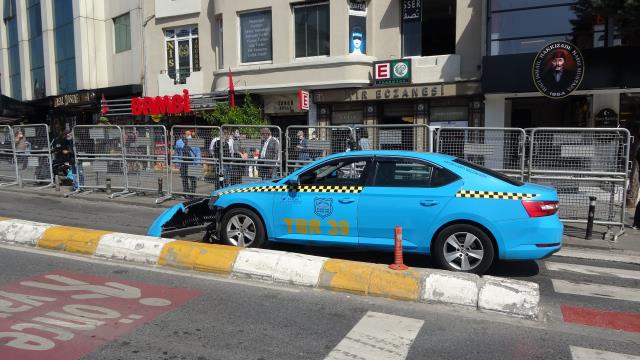 Taksim'de taksi çekiciden düştü, sürücü çılgına döndü
