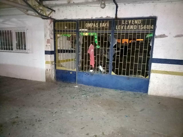 Balıkesir'de patlayan tüp dükkanları yaktı Balıkesir'de patlayan tüp dükkanları yaktı