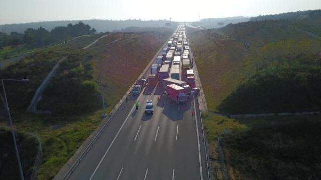 İstanbul'da trafiği felç eden tır kazası! Edirne istikameti İstanbul'da trafiği felç eden tır kazası! Edirne istikameti