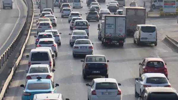 Tam kapanmanın ilk gününde trafik aldı başını gitti! Vatandaşlar da şaşkın