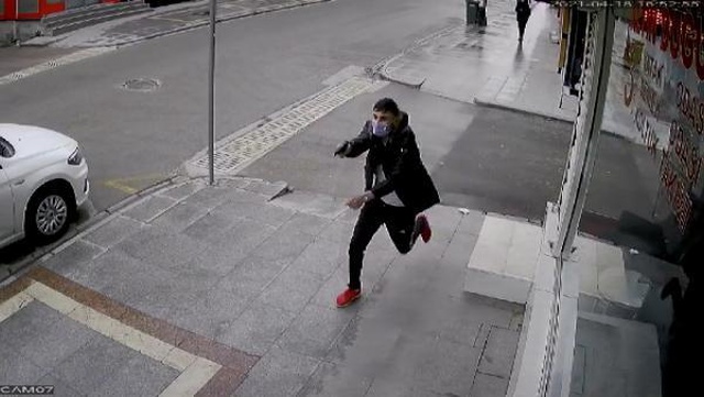 İki kişiyi sokak ortasında vuran saldırganın yeni görüntüleri ortaya çıktı İki kişiyi sokak ortasında vuran saldırganın yeni görüntüleri ortaya çıktı