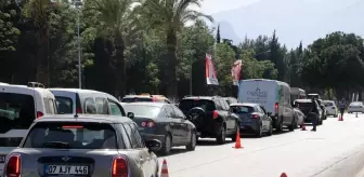 Tam kapanma denetiminde 2 kilometrelik araç kuyruğu
