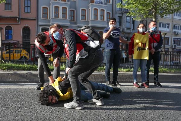 Bariyerleri yıkarak 1 Mayıs'ı Taksim'de kutlamak isteyenler gözaltına alındı
