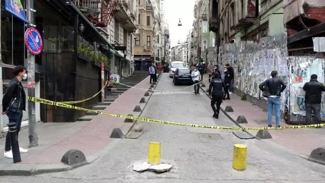 Beyoğlu'nda korku dolu anlar! Silahlı çatışmada çocuğunu bırakıp böyle kaçtı