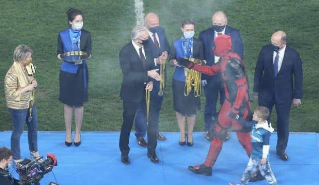 Şampiyon Zenit'in kupa seremonisine Artem Dzyuba, Deadpool kostümüyle katıldı