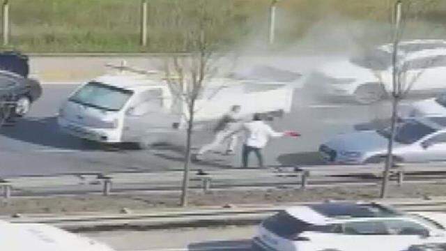 Son dakika! Beykoz'da trafikte yol verme kavgası; önce tekme sonra yangın söndürme tüpüyle saldırdı