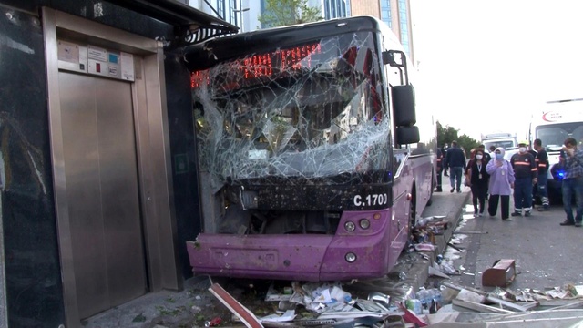 Kadıköy'de direksiyon hakimiyetini kaybeden sürücü büfeye daldı: 1 yaralı Kadıköy'de direksiyon hakimiyetini kaybeden sürücü büfeye daldı: 1 yaralı