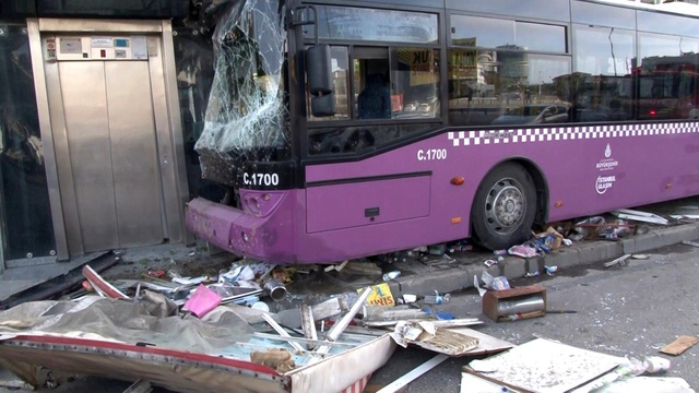 Kadıköy'de direksiyon hakimiyetini kaybeden sürücü büfeye daldı: 1 yaralı Kadıköy'de direksiyon hakimiyetini kaybeden sürücü büfeye daldı: 1 yaralı